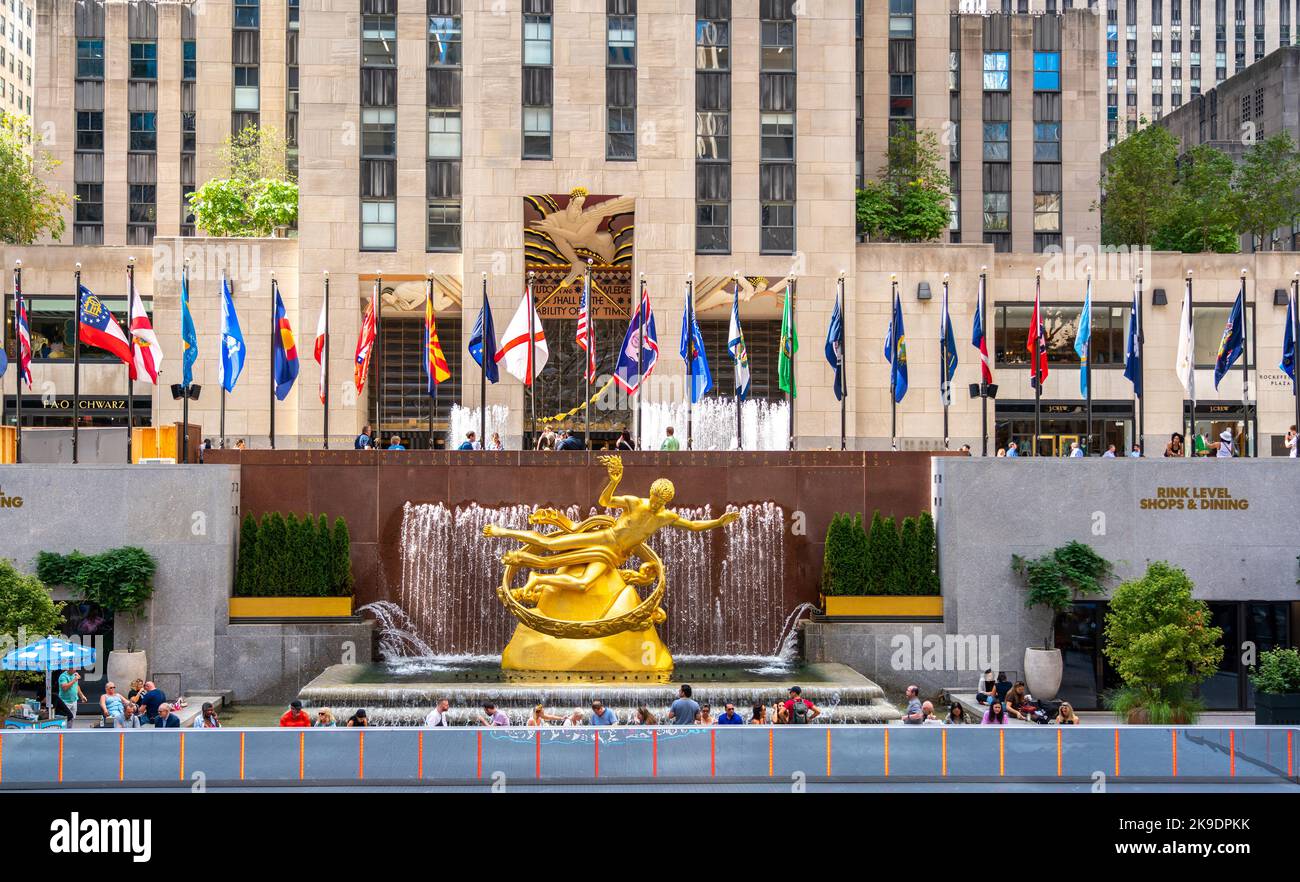 New York, USA - 18 settembre 2022: Fontana a New York con una statua di Prometheus Foto Stock