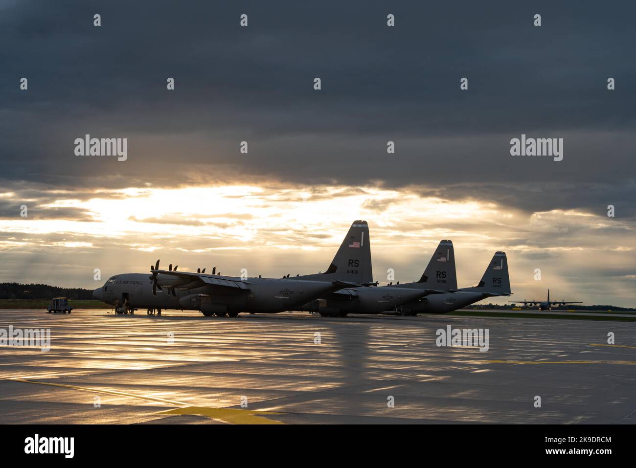 Più aerei C-130J Super Hercules, assegnati al 37th Airlift Squadron presso la Ramstein Air base, Germania, parcheggiano sulla linea di volo prima di una notte di smistamento durante l'addestramento Aviation Detach Rotation 22-4 presso la 33rd Air base, Powdiz, Polonia, 19 settembre 2022. Durante l'ADR 22-4, i piloti si sono allenati sul blocco 8.1.1 C-130Gavi recentemente aggiornato. L'aggiornamento include nuovi sistemi di navigazione aerea e intercomunicazione e ulteriori luci a infrarossi, che consentono ai piloti di effettuare calcoli più precisi e di avere una migliore visibilità durante il volo notturno. (STATI UNITI Air Force foto di staff Sgt. G Foto Stock