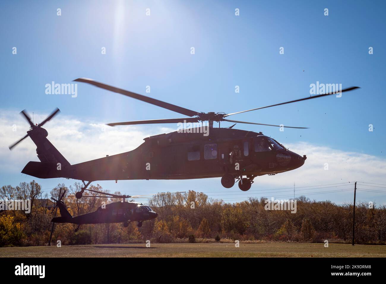 UH-60 Blackhawks assegnato al 1st Combat Aviation Brigade, 1st° divisione fanteria, arriva alla zona di atterraggio dell'eliporto di Custer Hill, 25 ottobre 2022, a Fort Riley, Kansas. Gli elicotteri stavano scortando il Sottosegretario dell'Esercito degli Stati Uniti, l'on. Gabe Camarillo, e la Divisione di Fanteria 1st e il Vice comandante Generale di Fort Riley-Support Brig. Gen. Niave Knell. (STATI UNITI Foto dell'esercito di SPC. Alvin Conley) Foto Stock