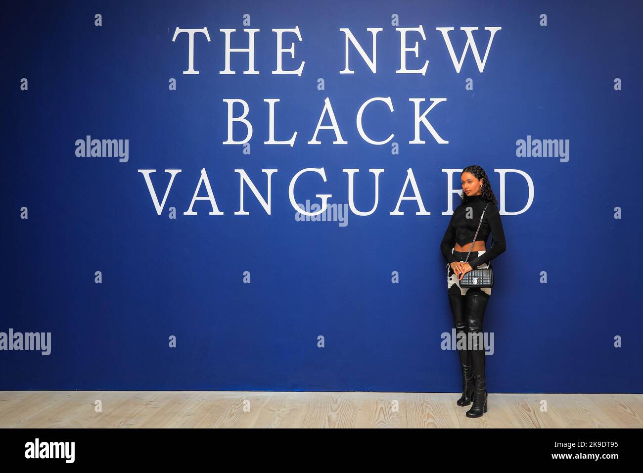 Londra, Regno Unito. 27th Ott 2022. Modello Jamilla Strand posa con il logo della mostra. Gli ospiti e gli artisti invitati si mescolano e si posano con le immagini. Vista privata della nuova mostra "The New Black Vanguard: Photography between Art and Fashion" alla Saatchi Gallery di Londra, con il sostegno di Burberry. La mostra comprende 15 fotografi neri internazionali ed è una celebrazione della creatività nera sia davanti che dietro la fotocamera, in esecuzione fino al 22 gennaio 2023. Credit: Imageplotter/Alamy Live News Foto Stock