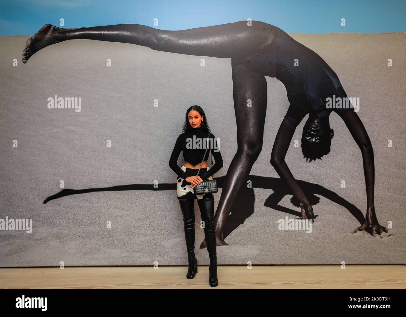 Londra, Regno Unito. 27th Ott 2022. Modello Jamilla Strand posa con Dana Scruggs, Nyadhour, elevato, Valle della morte, California, 2019. Gli ospiti e gli artisti invitati si mescolano e si posano con le immagini. Vista privata della nuova mostra "The New Black Vanguard: Photography between Art and Fashion" alla Saatchi Gallery di Londra, con il sostegno di Burberry. La mostra comprende 15 fotografi neri internazionali ed è una celebrazione della creatività nera sia davanti che dietro la fotocamera, in esecuzione fino al 22 gennaio 2023. Credit: Imageplotter/Alamy Live News Foto Stock