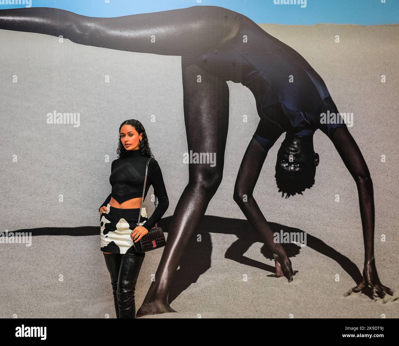 Londra, Regno Unito. 27th Ott 2022. Modello Jamilla Strand posa con Dana Scruggs, Nyadhour, elevato, Valle della morte, California, 2019. Gli ospiti e gli artisti invitati si mescolano e si posano con le immagini. Vista privata della nuova mostra "The New Black Vanguard: Photography between Art and Fashion" alla Saatchi Gallery di Londra, con il sostegno di Burberry. La mostra comprende 15 fotografi neri internazionali ed è una celebrazione della creatività nera sia davanti che dietro la fotocamera, in esecuzione fino al 22 gennaio 2023. Credit: Imageplotter/Alamy Live News Foto Stock