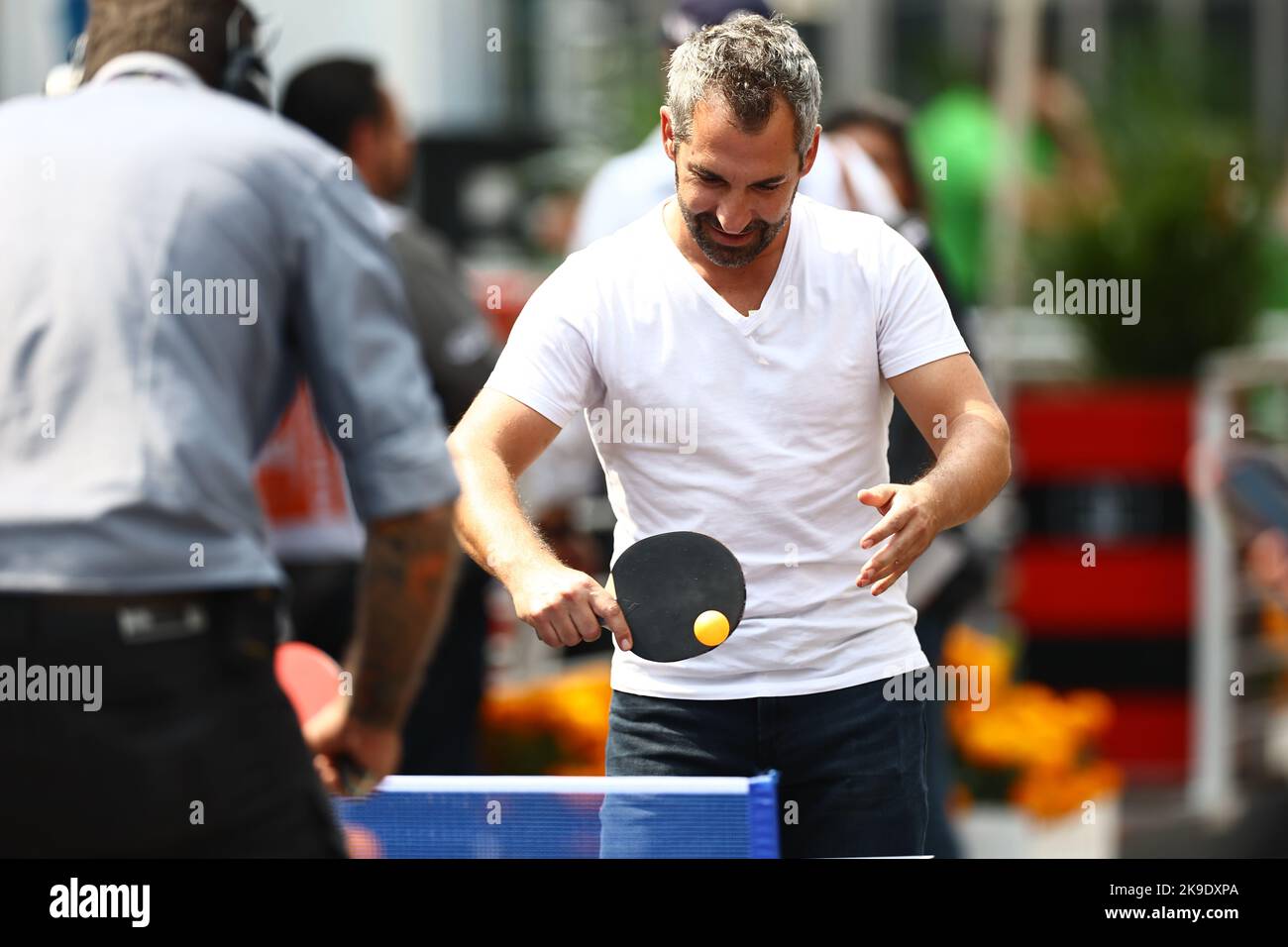 Città del Messico, Messico. 28th Ott 2022. CITTÀ DEL MESSICO, Messico. 28th Ott 2022. Timo GLOCK, ex pilota della Toyota F1 in azione con il ping-pong nel paddock F1 durante il Gran Premio del Messico F1 tenutosi nel Parco Mixhuca di Magdalena nell'Autodromo Hernando Rodriguez, Gran Premio di Formula 1 del Messico, GP del Messico F1, Formel 1 a Mexiko, Grand Prix du Mexique de formule 1, immagine a pagamento, copyright © QIAN Jun/ATP Images Credit: SPP Sport Press Photo. /Alamy Live News Credit: SPP Sport Press Photo. /Alamy Live News Foto Stock