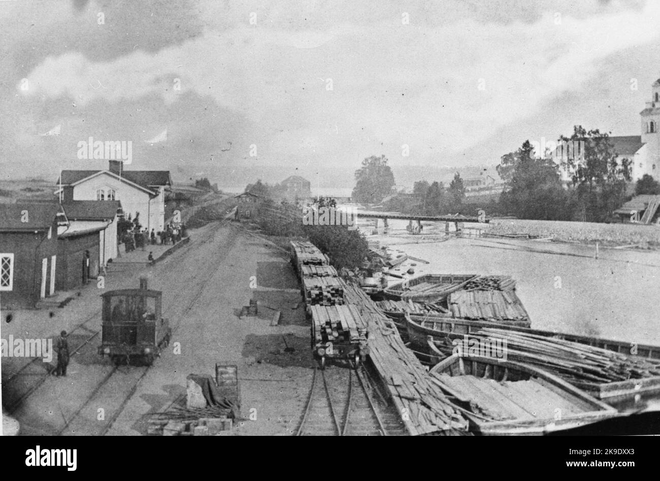 Stazione ferroviaria di Forsa, costruita da Hudiksvalls Railway nel 1860. La locomotiva nella foto è HJ 1 'P A Tamm' o HJ 2 'Ljusnan'. Barca, torre dell'acqua, ponte ferroviario. Foto Stock