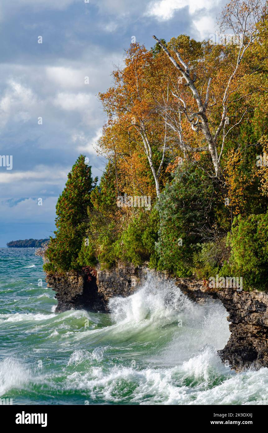 Le onde del lago Michigan si schiantano sulla costa al Cave Point County Park, Door County, Wisconsin Foto Stock