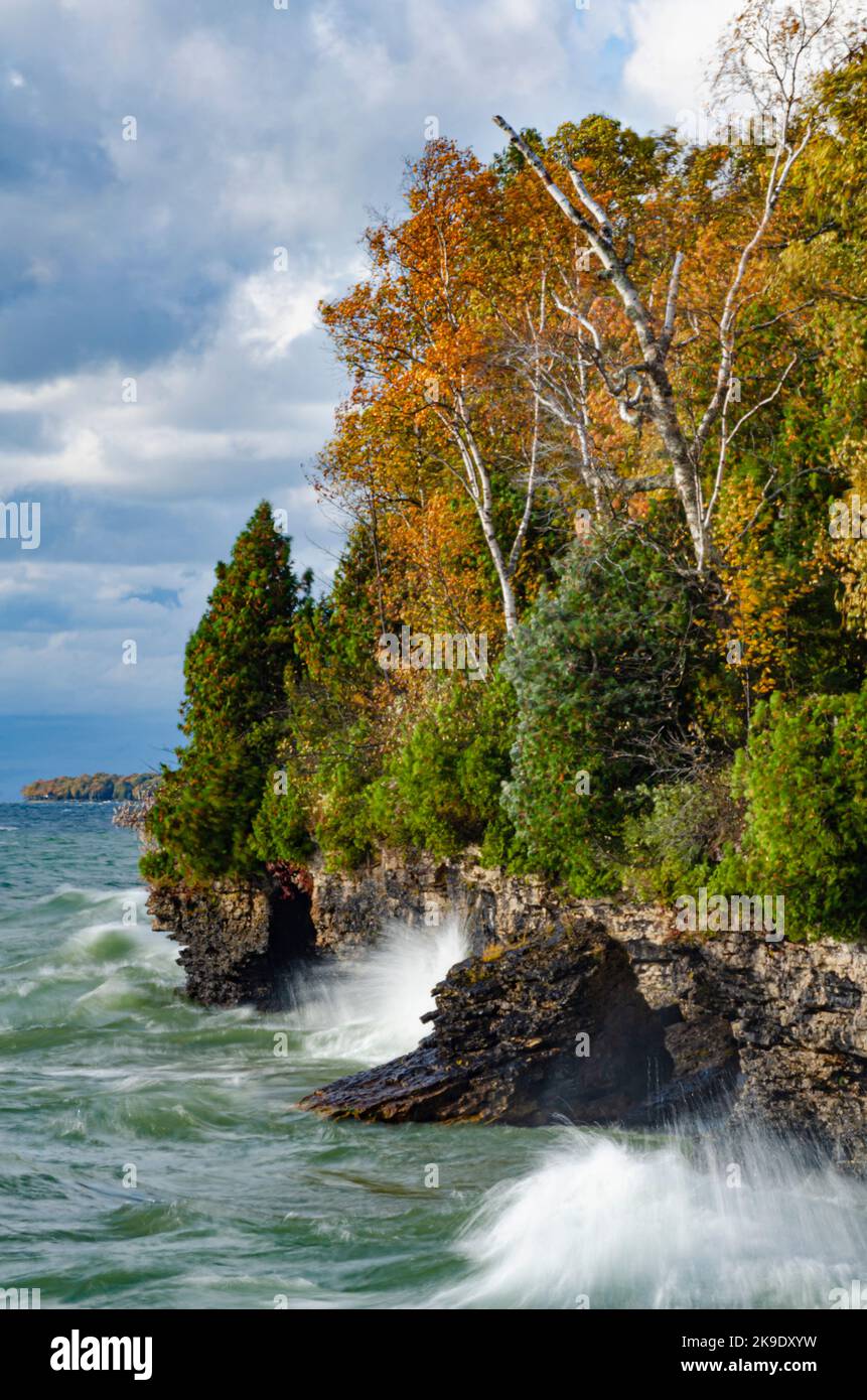 Le onde del lago Michigan si schiantano sulla costa al Cave Point County Park, Door County, Wisconsin Foto Stock