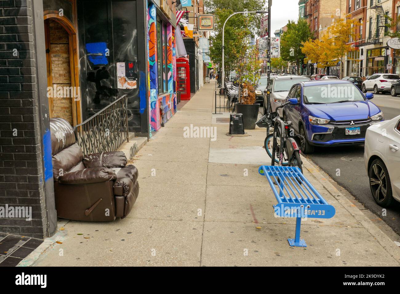 Scena marciapiede, 1400 isolato a nord di Milwaukee Avenue, Wicker Park Neigborhood, Chicago, Illinois. Foto Stock
