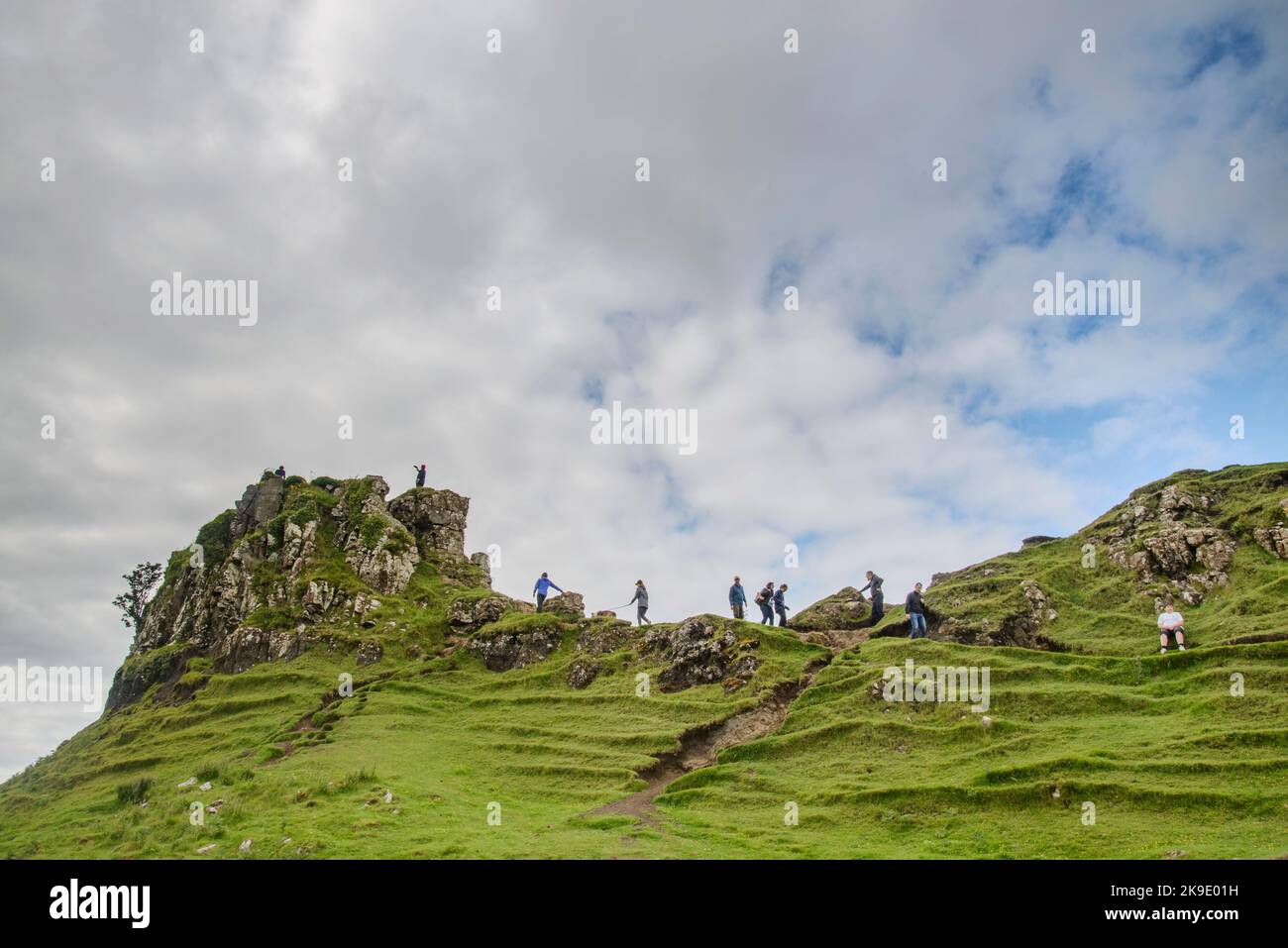 Trotternish, Isola di Skye, Scozia, Regno Unito-Luglio 26th 2022: Durante la stagione estiva, molti visitatori camminano sulla cresta fino alla roccia a forma di castello, e godono Foto Stock
