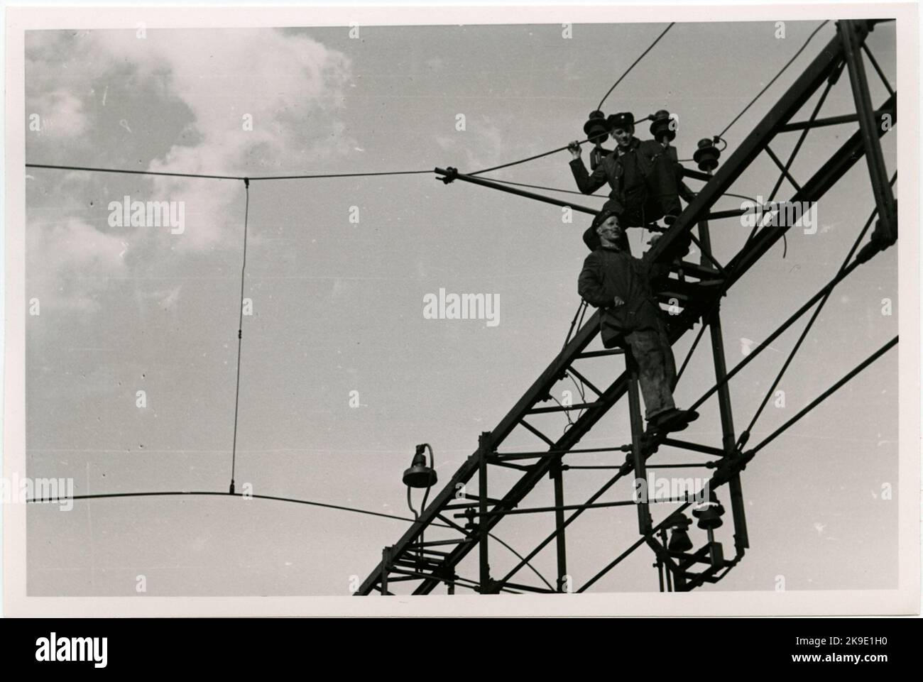 Incidente di Krilbo. Il personale ispeziona il ponte della linea di contatto. Foto Stock