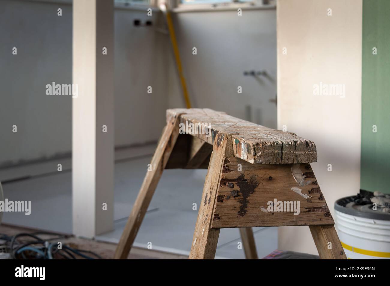 Un vecchio banco di lavoro in una stanza vuota. Progetto di ristrutturazione domestica. Foto Stock