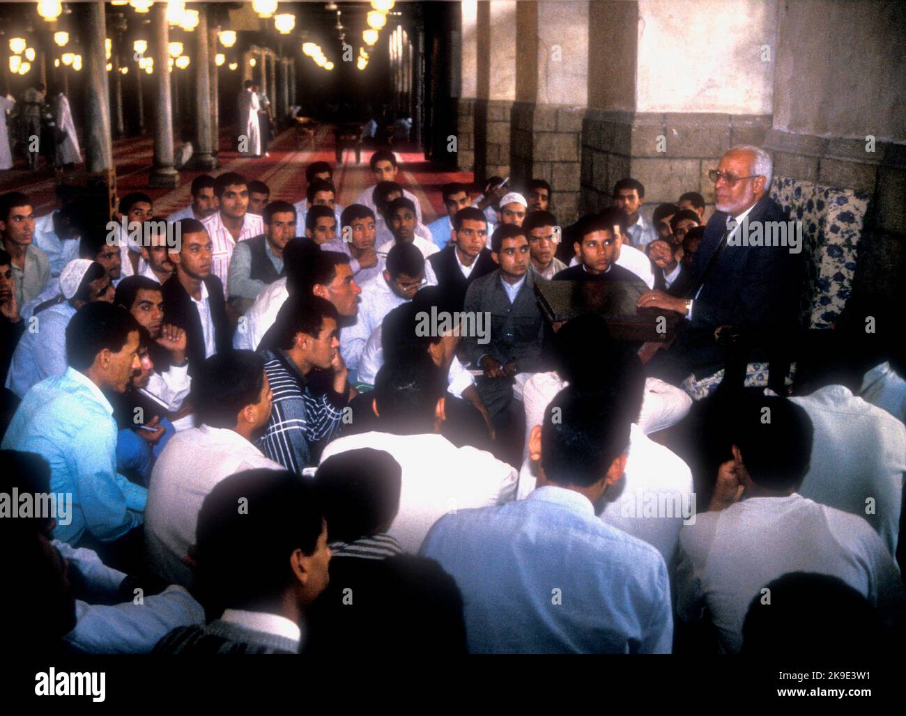 Cerchio di insegnamento islamico nella moschea di al Ahzar una delle università più antiche del mondo. Insegnante e studenti. Foto Stock