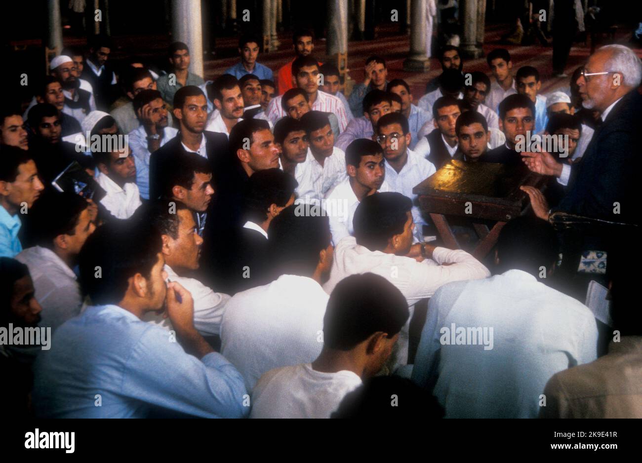 Cerchio di insegnamento islamico o halaqa nella moschea al-Ahzar al Cairo, Egitto Foto Stock