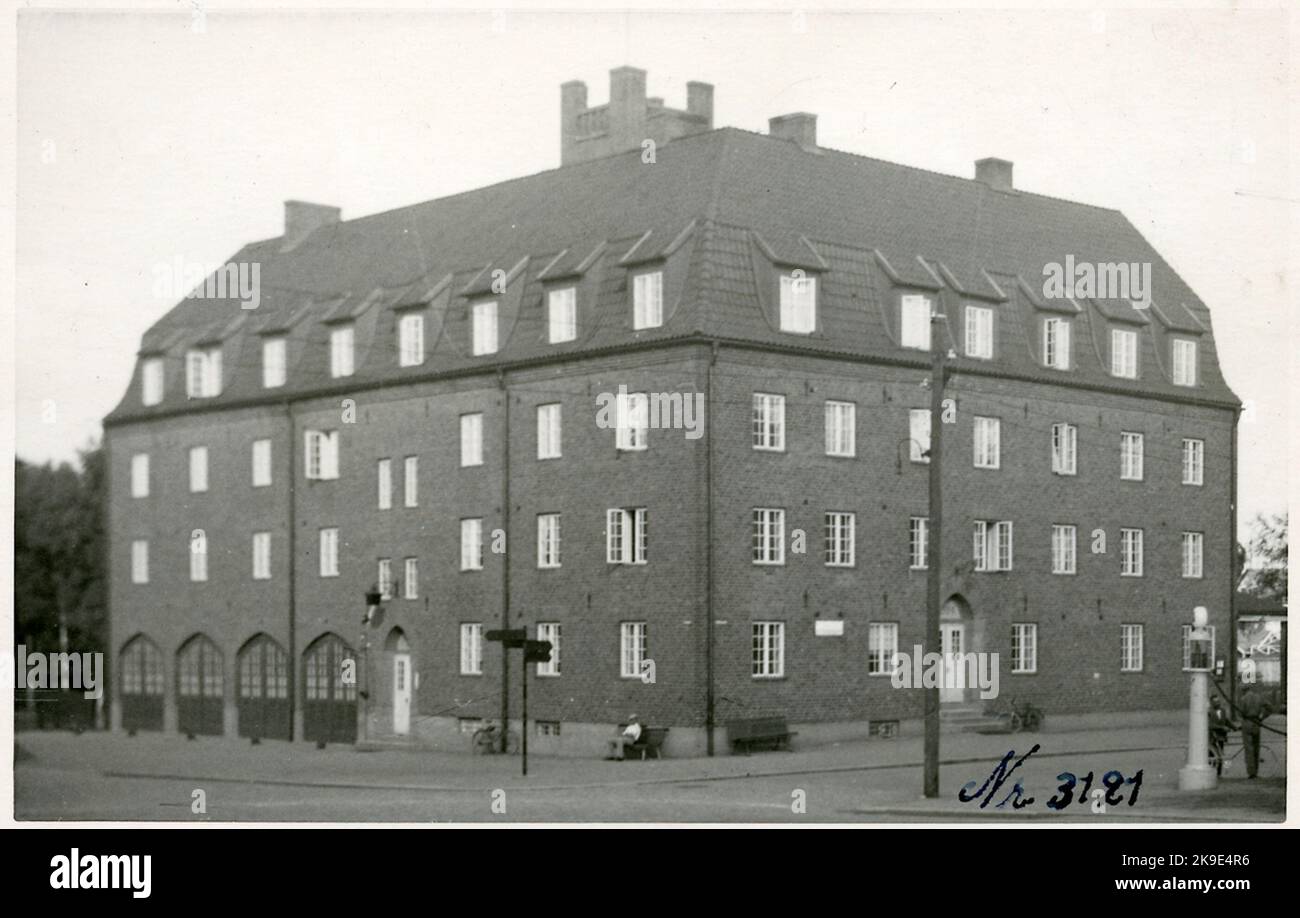 Stazione dei vigili del fuoco di Nässjö in mattoni rossi. Notare la pompa di benzina a destra nella figura! Foto Stock