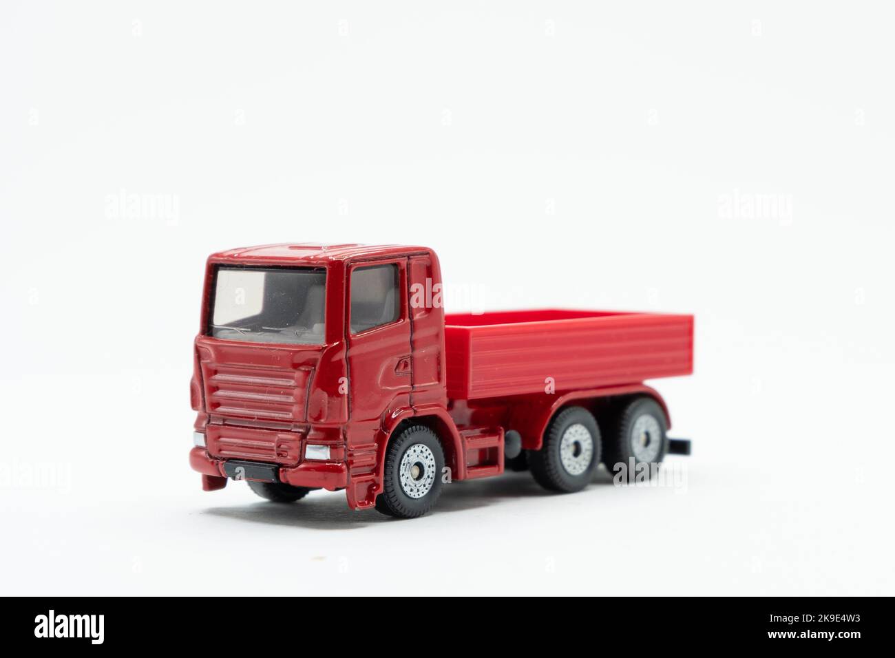 Costruzione rosso vecchio giocattolo camion con ruote nere Foto Stock