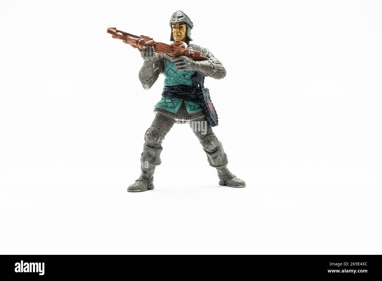 Giocattolo guerriero con arma su sfondo bianco Foto Stock
