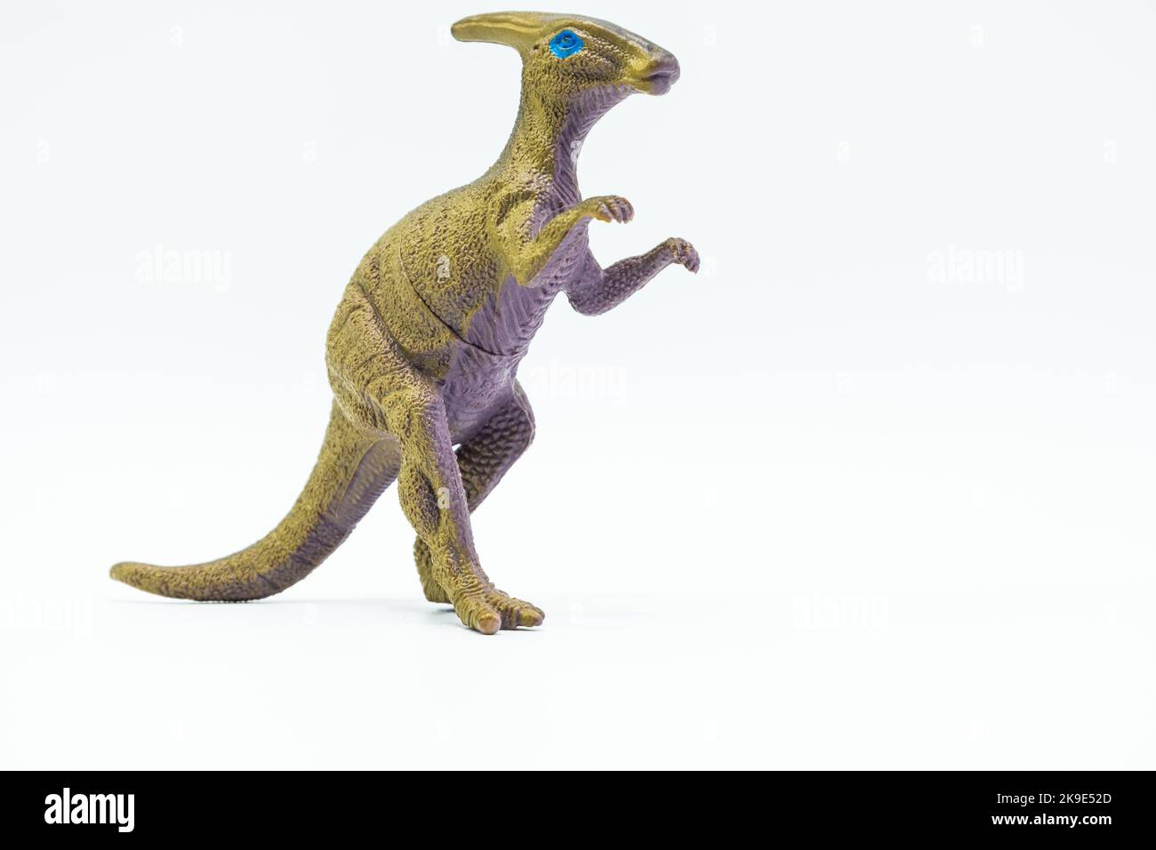 Giocattolo in plastica con dinosauro Parasaurolofo su sfondo bianco Foto Stock