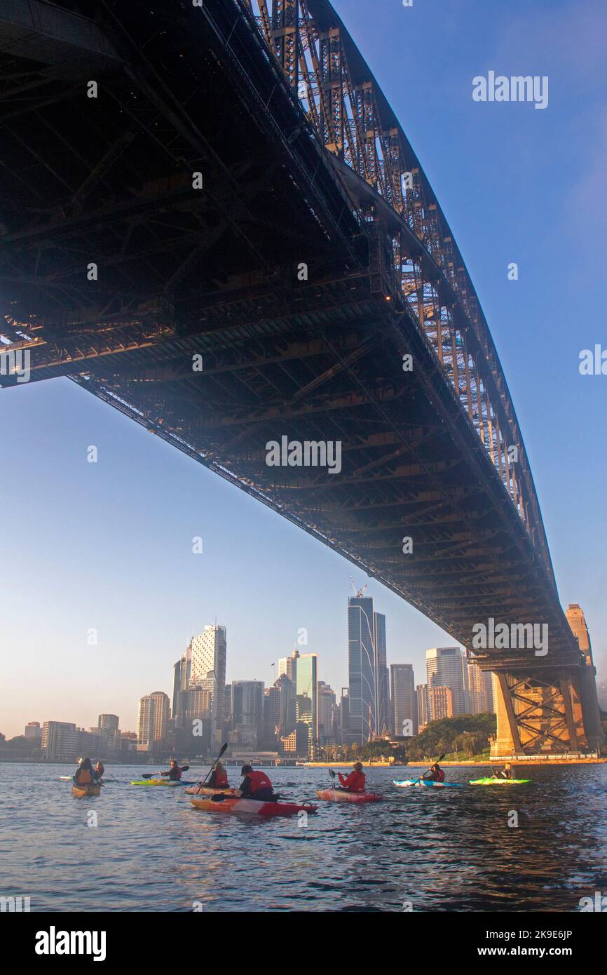 Kayak sotto il Sydney Harbour Bridge Foto Stock