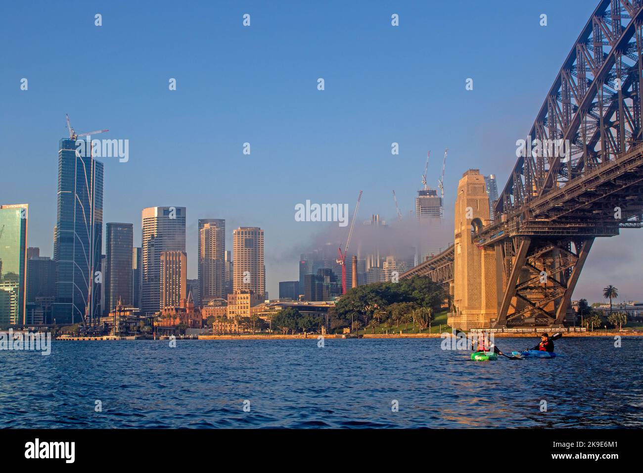 Kayak sotto il Sydney Harbour Bridge Foto Stock