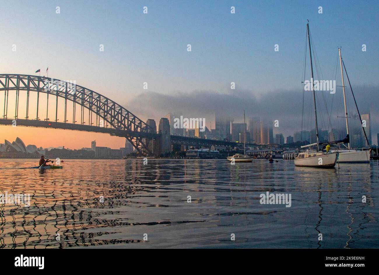 Kayak al porto di Sydney all'alba Foto Stock