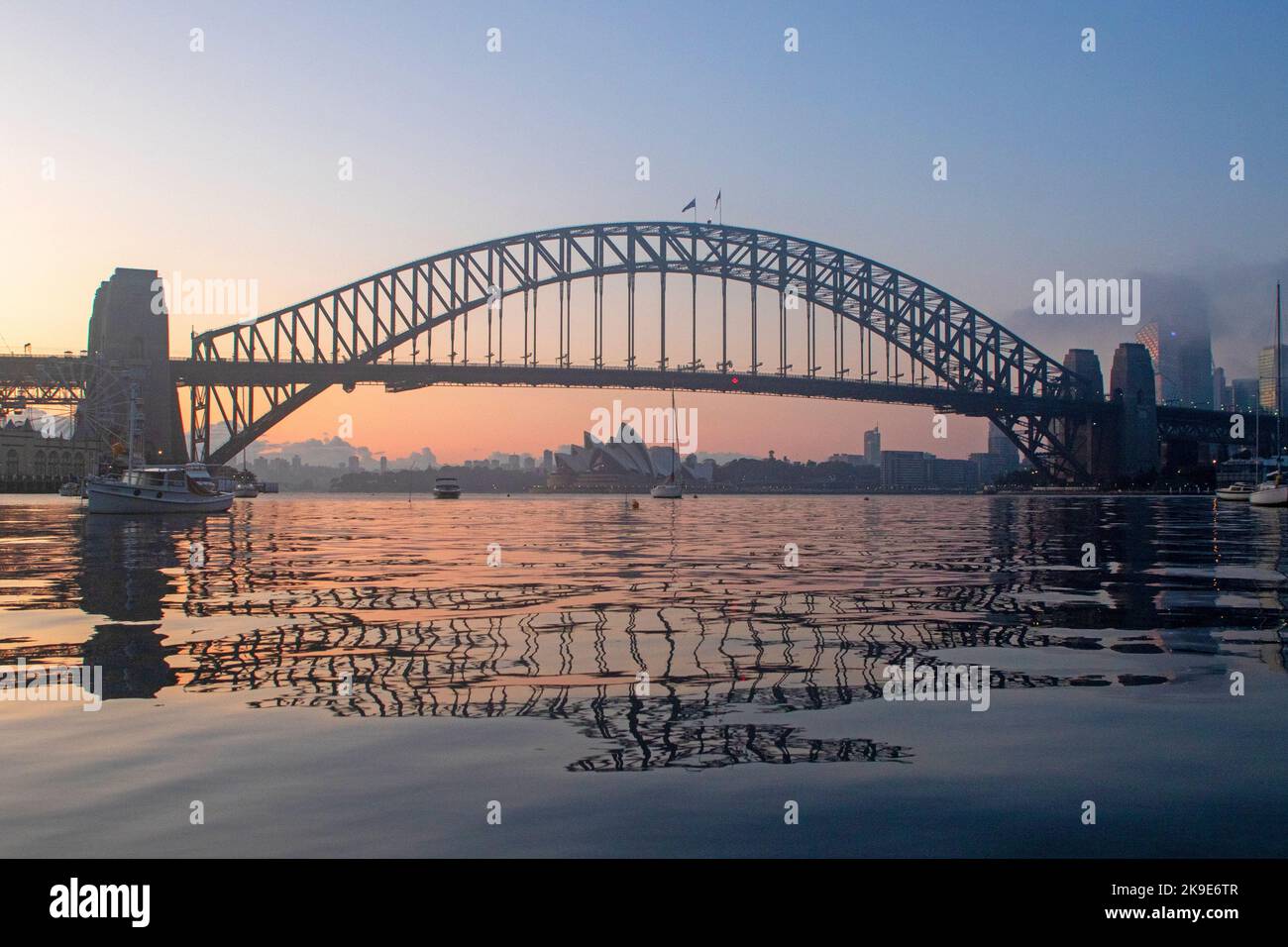 Sydney Harbour Bridge e Sydney Opera House all'alba Foto Stock