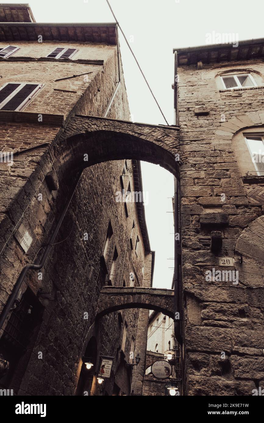 Passaggi ponte tra due edifici medievali in pietra Foto Stock