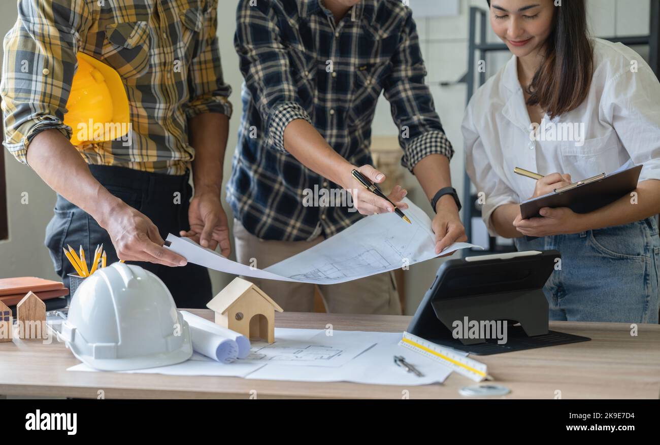 Gruppo di ingegneri e architetti che lavorano in ufficio con progetti, ispezione sul posto di lavoro per la pianificazione architettonica, progetto di costruzione, Business Foto Stock