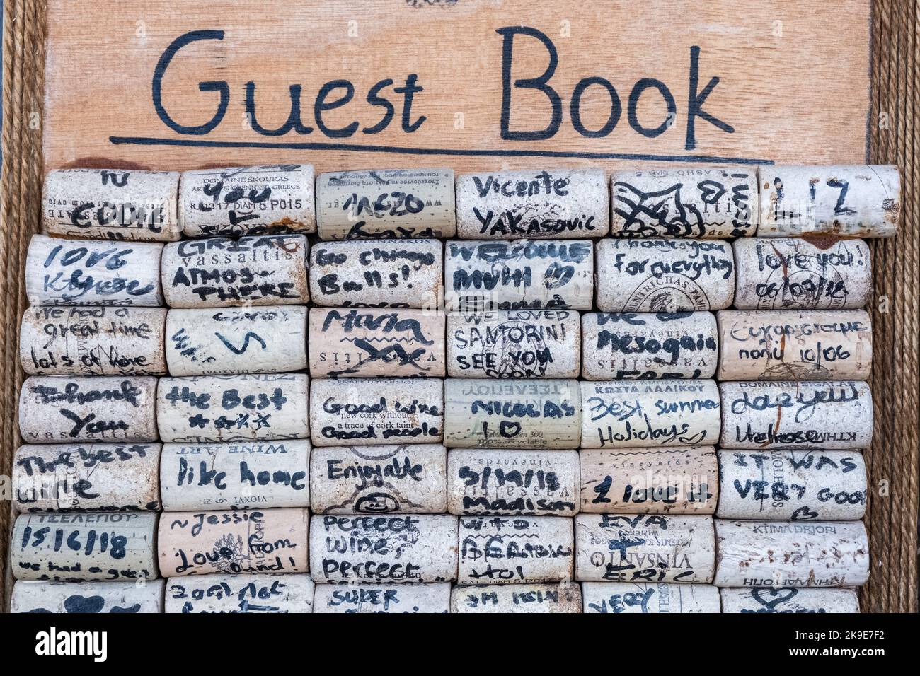 Murale di sughero in bottiglia di vino come libro degli ospiti Foto Stock