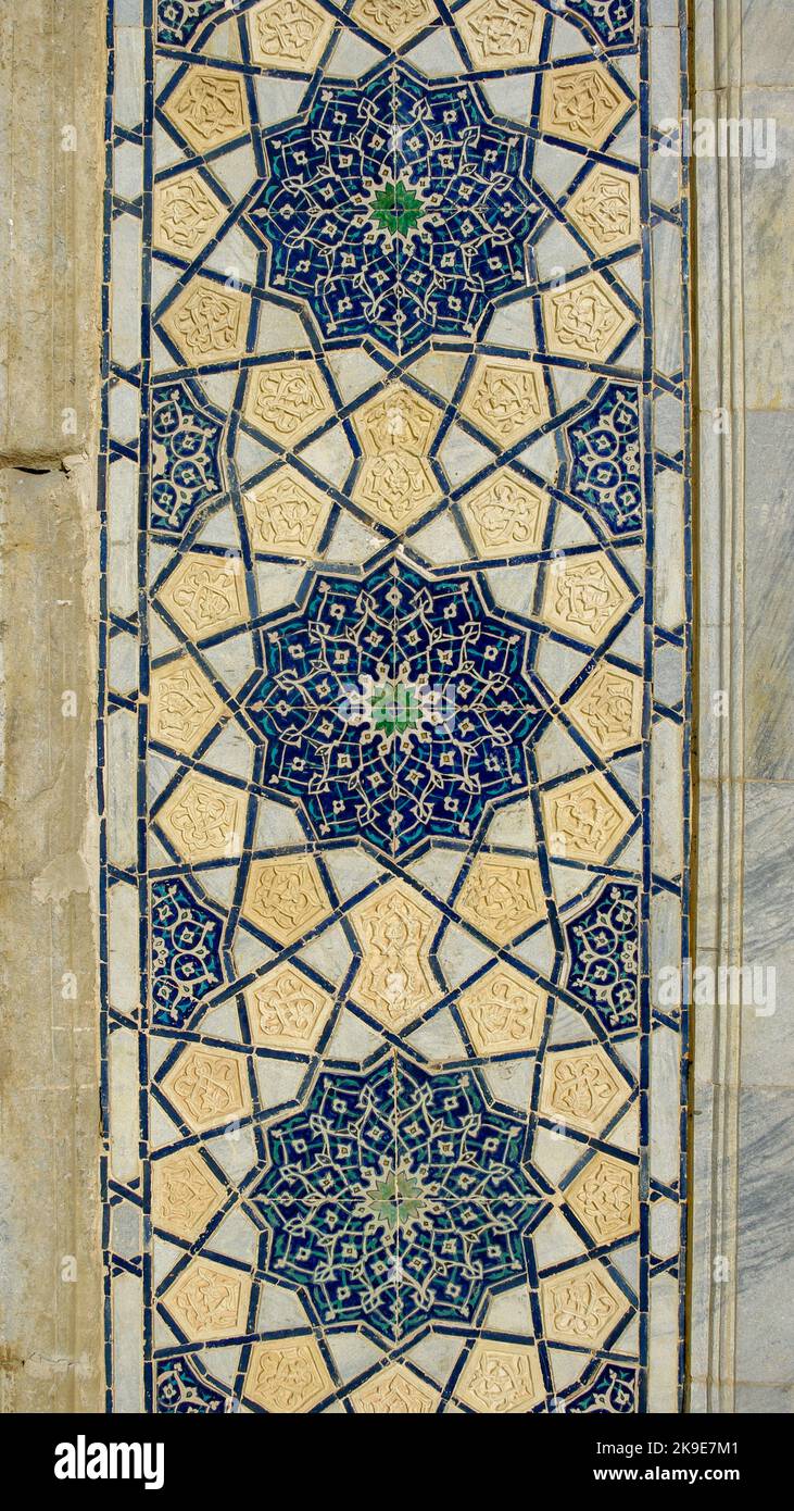 Tradizionale piastrelle blu floreale e design geometrico sulle pareti dell'antico monumento Bibi Khanym o moschea Khanum, nel sito patrimonio dell'umanità dell'UNESCO di Samarcanda, Uzbekistan Foto Stock