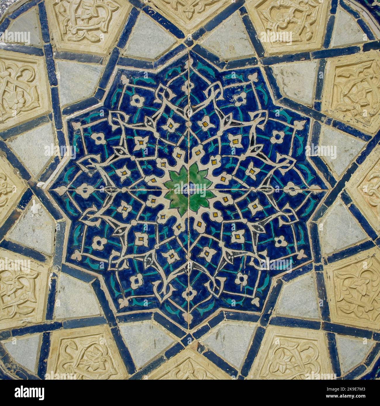 Dettaglio di piastrelle blu floreale e disegno stella geometrica sulle pareti dell'antica Bibi Khanym o moschea Khanum, in Samarcanda, patrimonio dell'umanità dell'UNESCO, Uzbekistan Foto Stock
