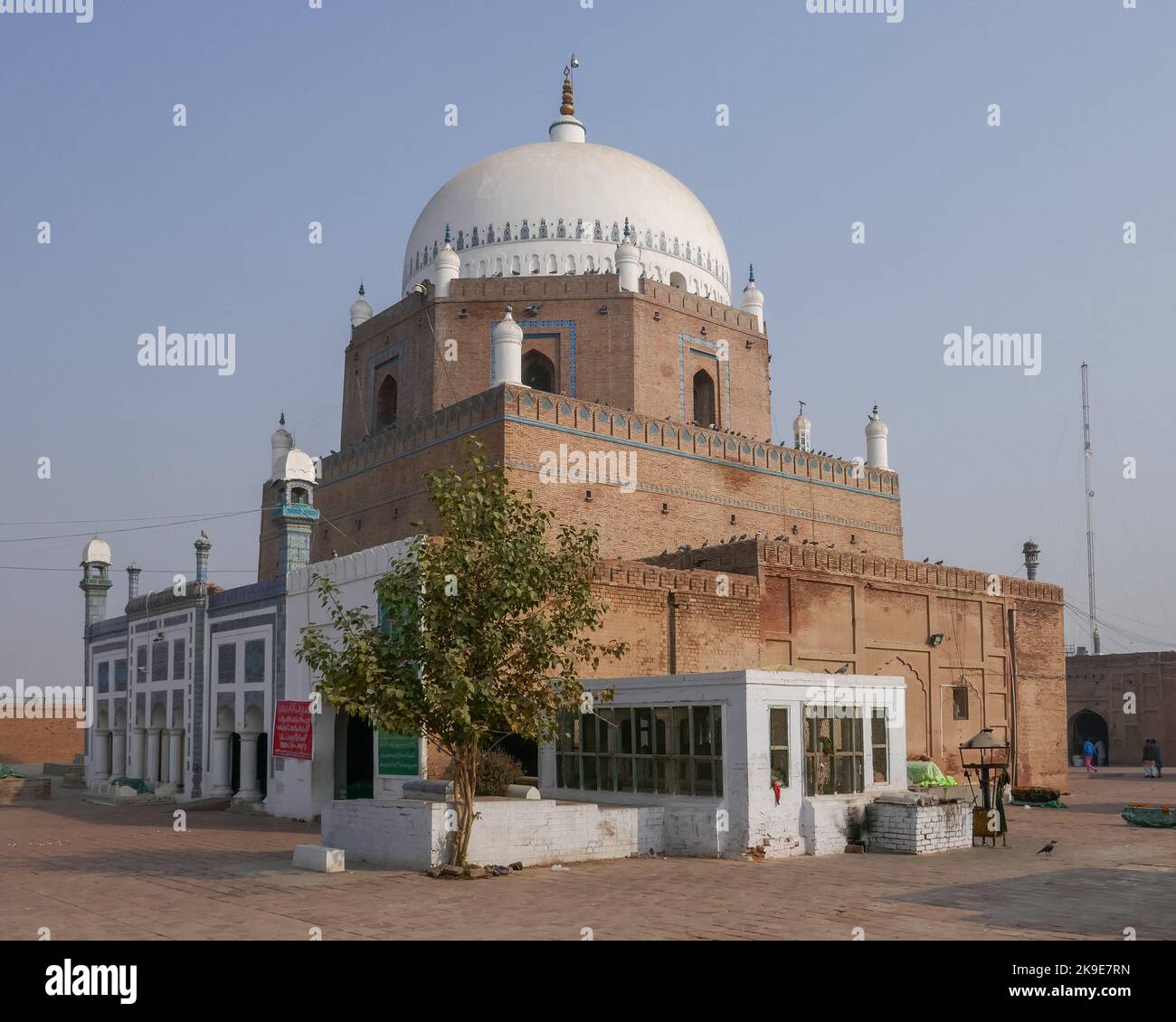 Vista panoramica del bellissimo mausoleo medievale e santuario dell'uomo santo musulmano Bahauddin Zakariya, Multan, Punjab, Pakistan Foto Stock