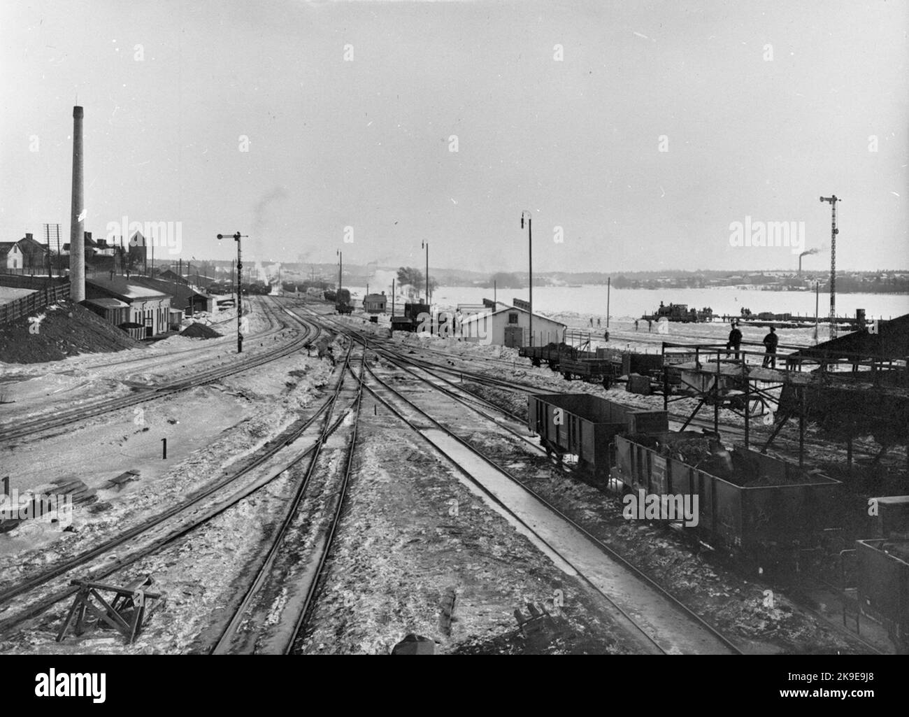 Il cortile all'estremità della destra spara loro neve. Foto Stock