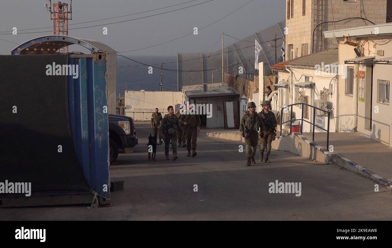 ROSH HANIKRA, ISRAELE - 27 OTTOBRE: I soldati israeliani camminano presso il complesso militare di Rosh Hanikra Crossing, noto anche come Ras al Naqoura Crossing, tra Israele e Libano durante la firma di un accordo di confine marittimo tra i due paesi il 28 ottobre 2022 a Rosh Hanikra, Israele. Dopo 11 anni di negoziati, Israele e il Libano hanno firmato separatamente a Naqoura, nel sud del Libano, vicino al confine israeliano, un accordo sulle frontiere marittime mediato dagli Stati Uniti, che consente a ciascun paese di sfruttare i lucrativi giacimenti di gas al largo delle loro coste. Credit: Eddie Gerald/Alamy Live News Foto Stock