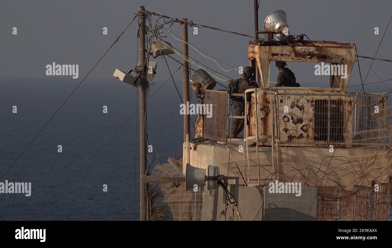 ROSH HANIKRA, ISRAELE - 27 OTTOBRE: I soldati israeliani stanno a guardia del complesso militare di Rosh Hanikra Crossing, noto anche come Ras al Naqoura Crossing, tra Israele e Libano durante la firma di un accordo marittimo di frontiera tra i due paesi il 28 ottobre 2022 a Rosh Hanikra, Israele. Dopo 11 anni di negoziati, Israele e il Libano hanno firmato separatamente a Naqoura, nel sud del Libano, vicino al confine israeliano, un accordo sulle frontiere marittime mediato dagli Stati Uniti, che consente a ciascun paese di sfruttare i lucrativi giacimenti di gas al largo delle loro coste. Credit: Eddie Gerald/Alamy Live News Foto Stock