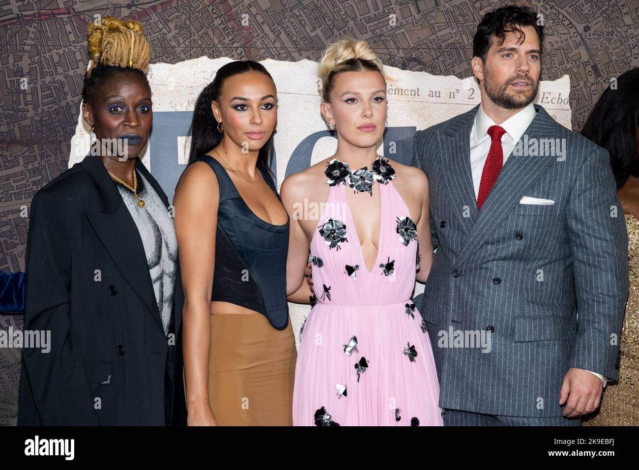 New York, Stati Uniti. 27th Ott 2022. Il cast di Enola Holmes 2 arriva sul tappeto rosso per la prima mondiale del film al Paris Theater di New York, NY, giovedì 27th ottobre 2022. Foto di Gabriele Holtermann/UPI Credit: UPI/Alamy Live News Foto Stock