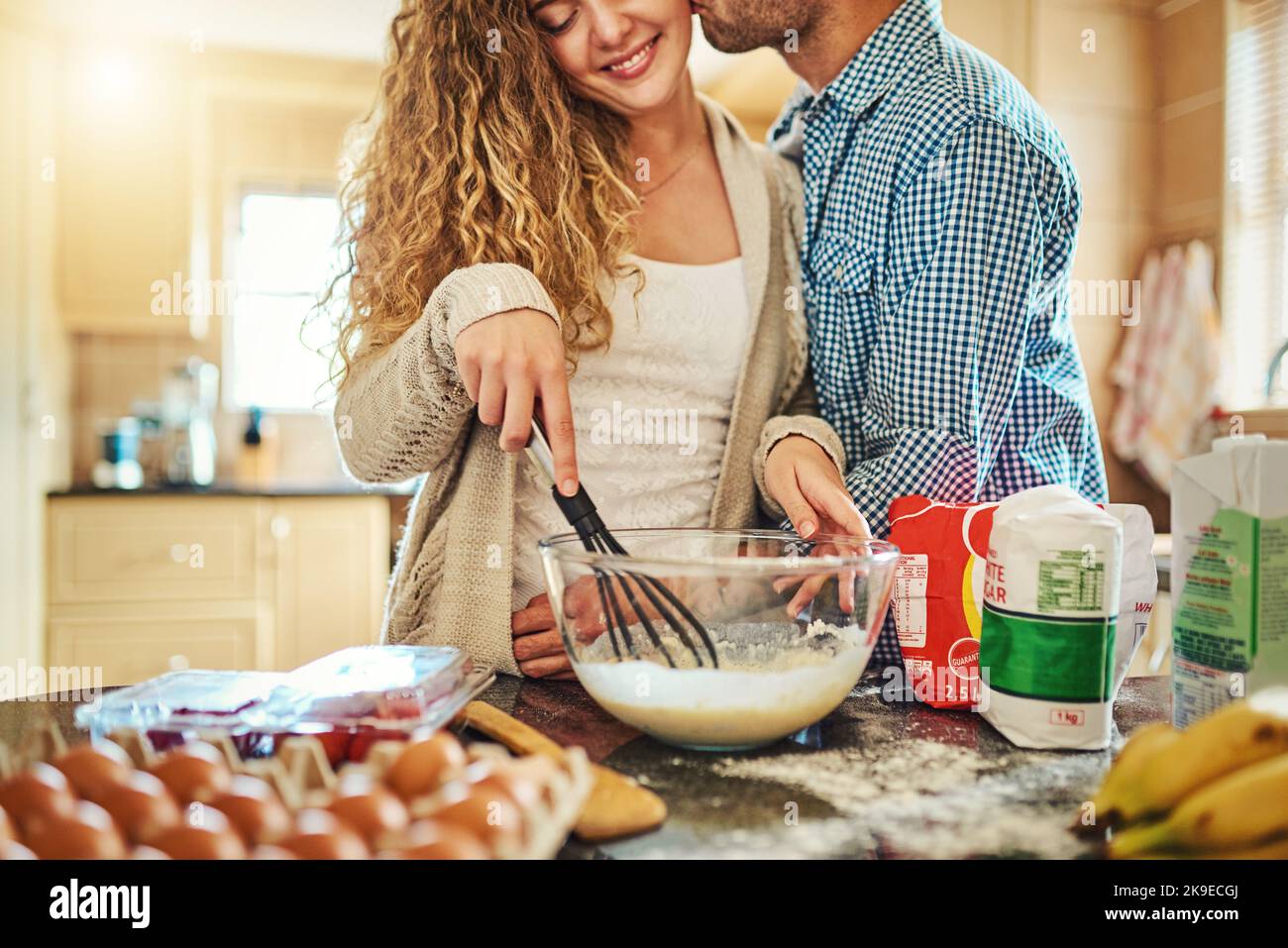Non è una casa senza alcuni prodotti da forno. Una coppia amorevole che cuoce nella loro cucina. Foto Stock