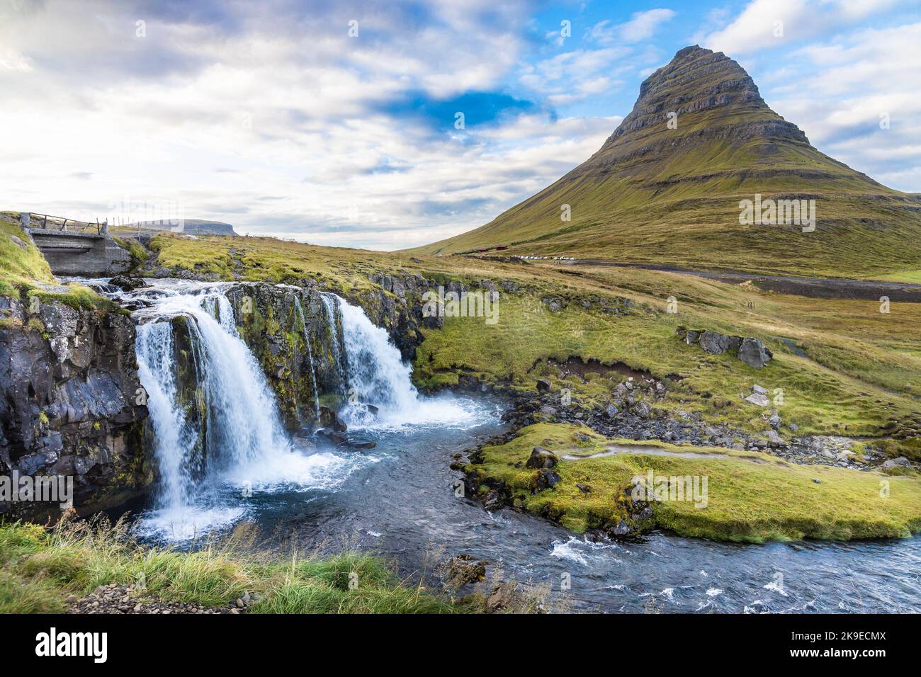 Kirkjufell è una collina alta 463 m sulla costa settentrionale della penisola islandese di Snaefelsnes. Sito popolare per il turismo. Foto Stock