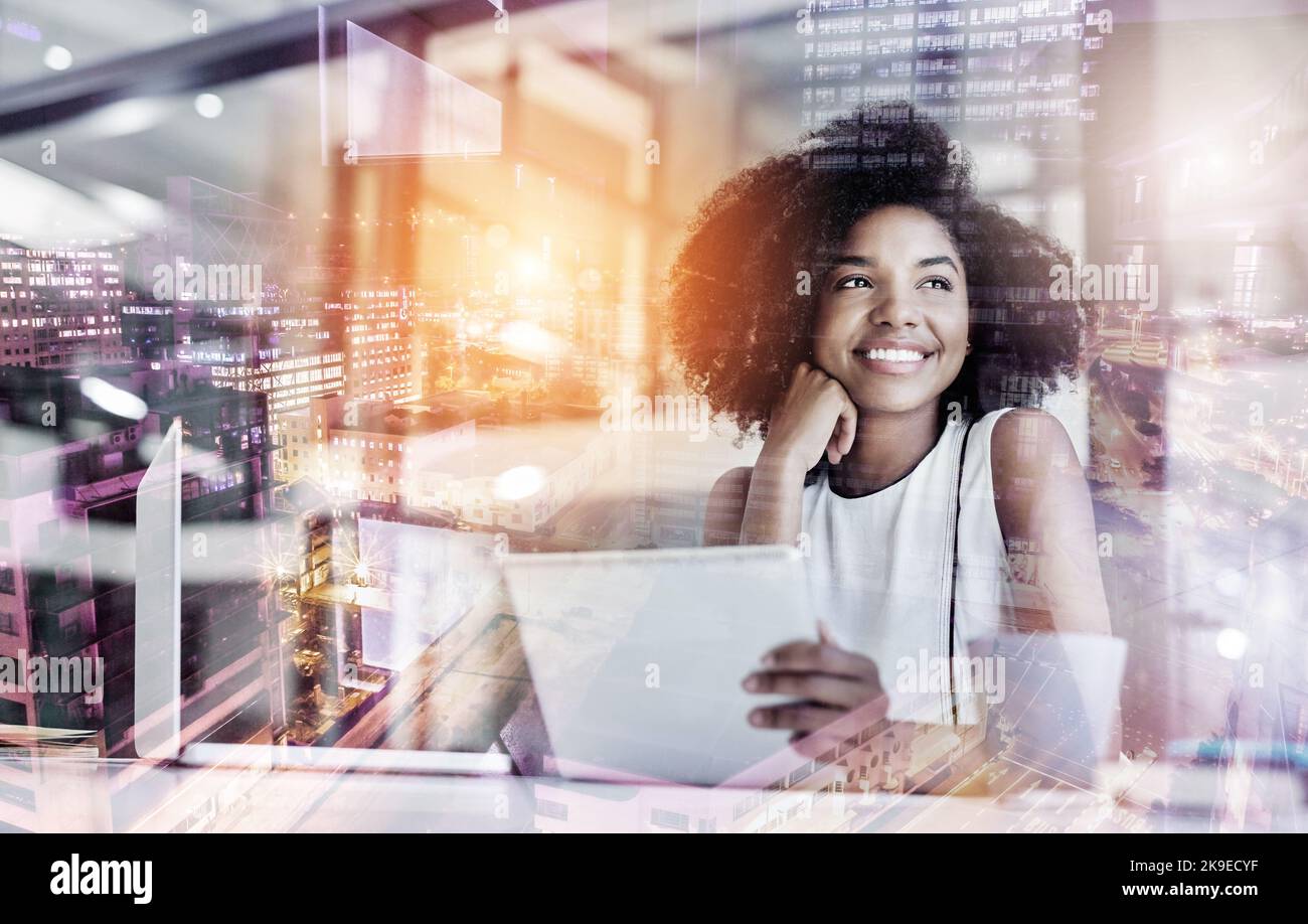 Pensare a come portare il business a livelli tecnologici. Una giovane e attraente imprenditrice che lavora nel suo ufficio. Foto Stock