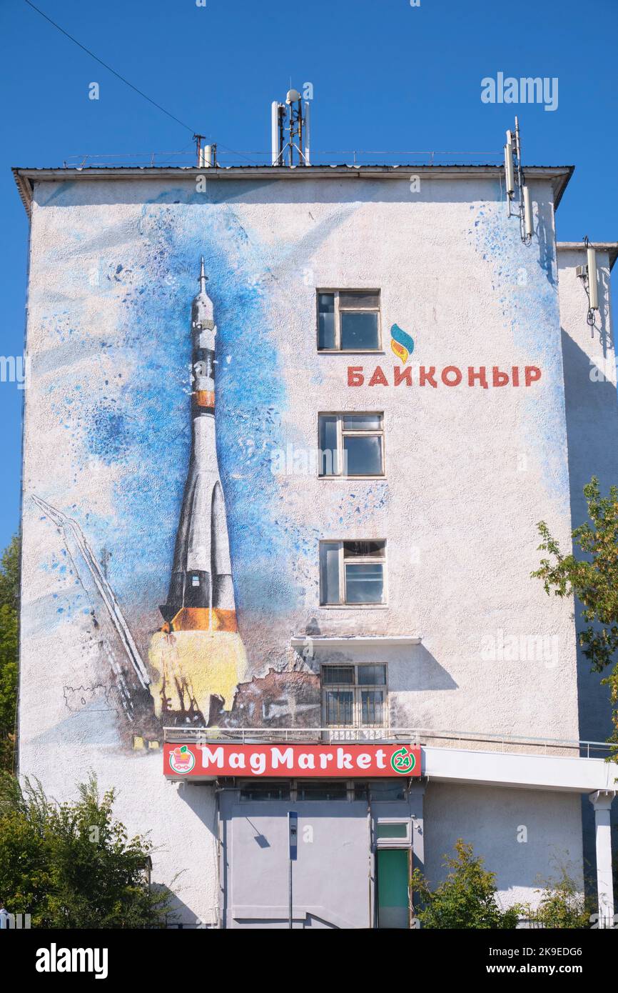 Un grande murale dipinto sul lato di un edificio di appartamenti, raffigurante un lancio a razzo spaziale a Baikonur. Ad Astana, Nursultan, Kazakistan. Foto Stock