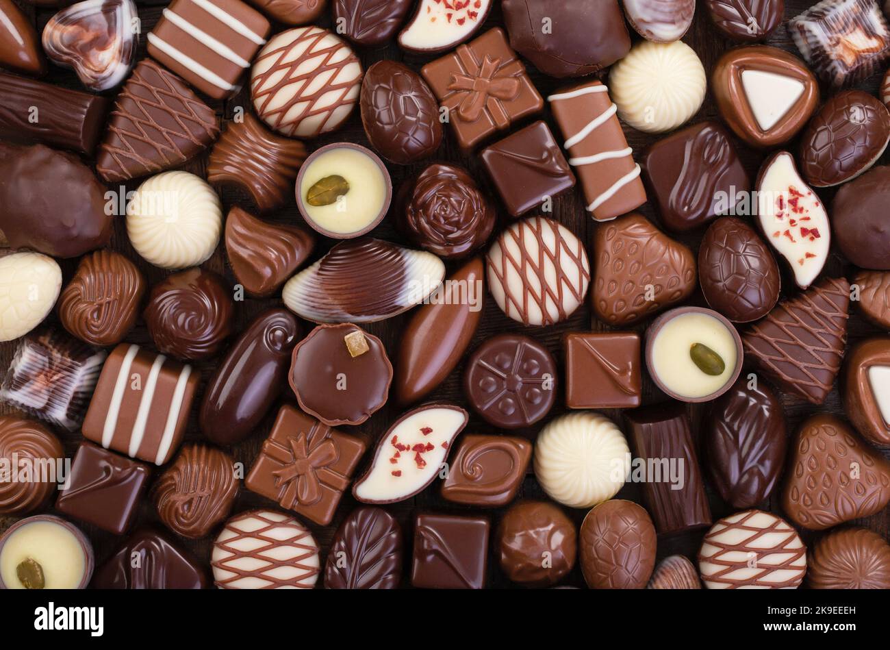 Caramelle al cioccolato di fondo, dolci con ripieni vari. Foto Stock