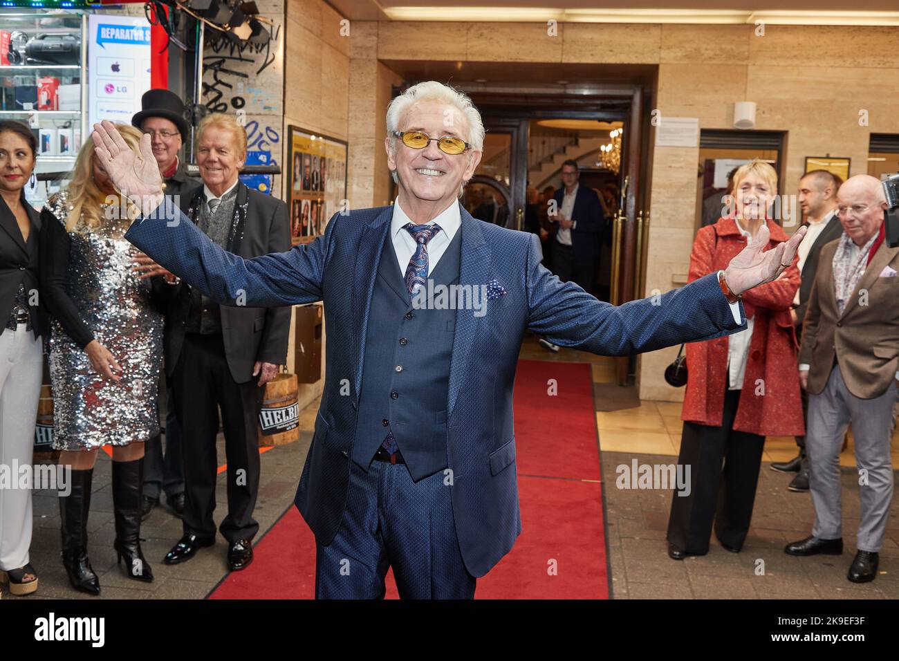 Amburgo, Germania. 27th Ott 2022. Tony Christie, musicista, cantante e attore inglese, arriva alla prima di gala in occasione della nuova stagione di vaudeville al Teatro Hansa. Credit: Georg Wendt/dpa/Alamy Live News Foto Stock