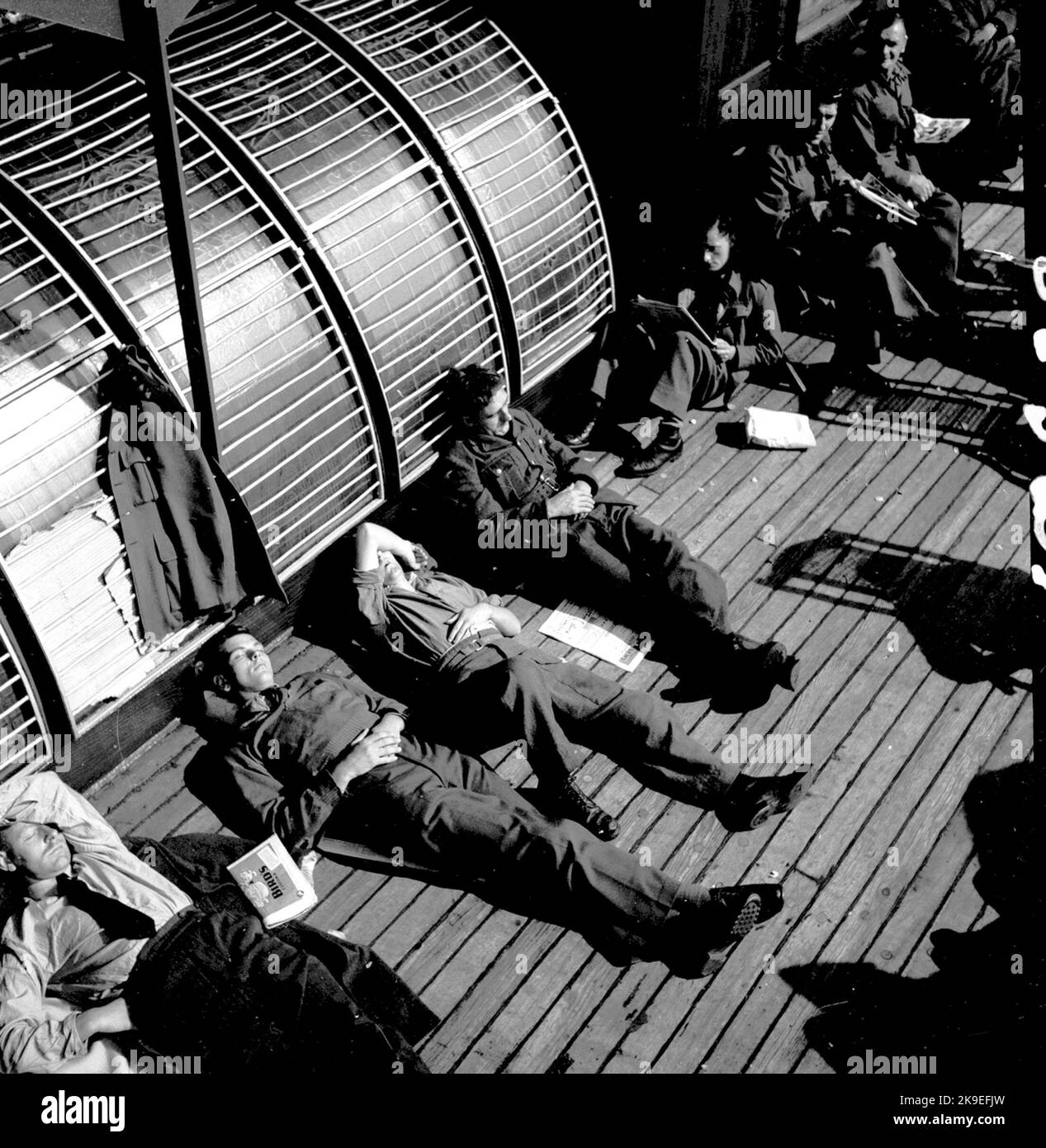 Lo scambio del carcere di guerra a Trelleborg. Gli uomini riposano e leggono i giornali. Foto Stock