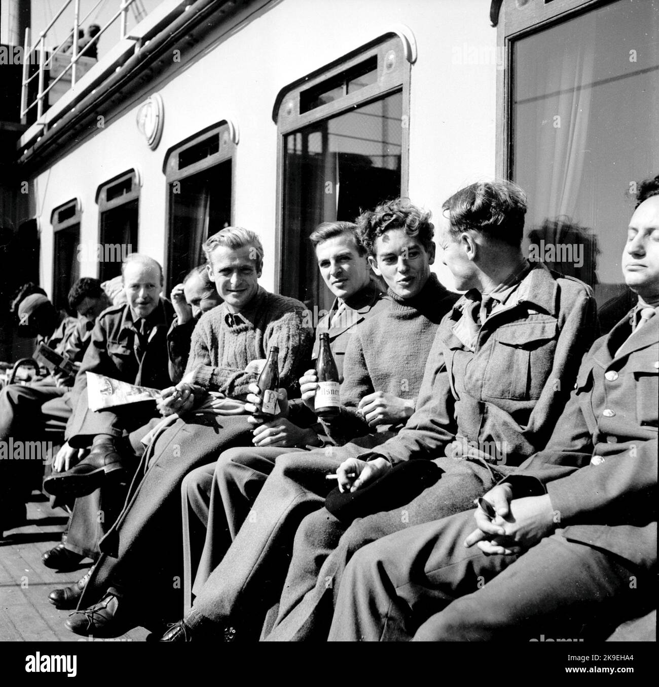 Lo scambio del carcere di guerra a Trelleborg. Gli uomini bevono pilsner e leggono il giornale. Foto Stock