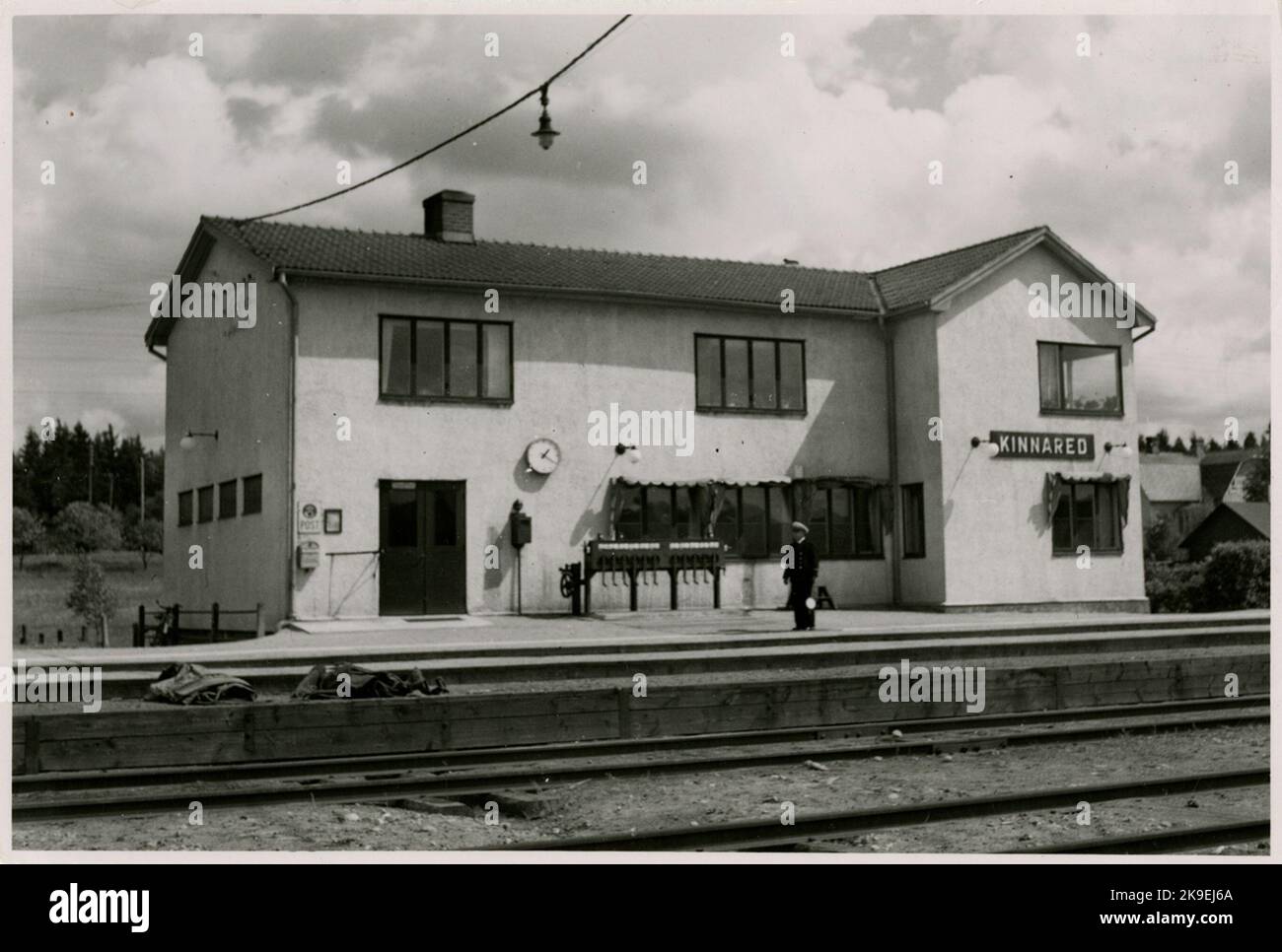 La stazione è stata costruita nel 1885. Nel 1939 la stazione è stata costruita su un piano, dove è stata arredata una moderna residenza per il gestore della stazione. L'edificio è intonacato e costruito ad angolo. Aperto 1,9.1877. La casa della stazione fu costruita nel 1888 quando fu completata la ferrovia di Kinnared - Ätrans. La casa stazione è stata rinnovata nel 1938 Foto Stock