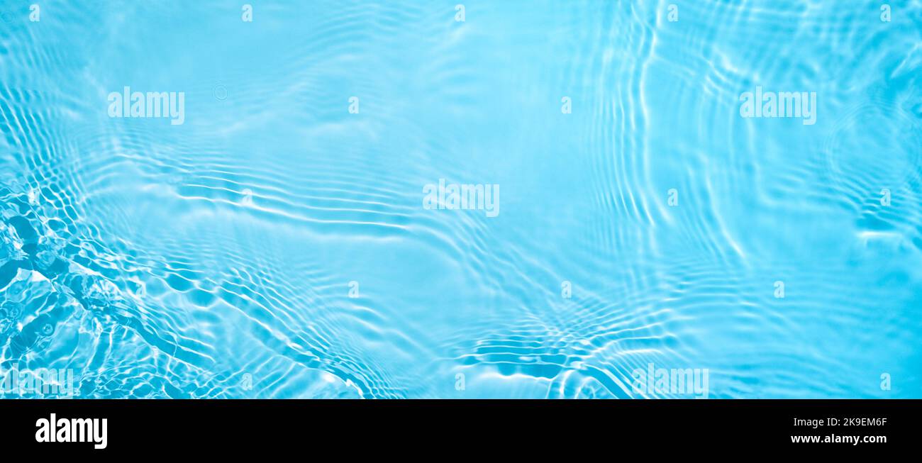 trasparente blu chiaro acqua calma superficie ondulazione texture Foto Stock