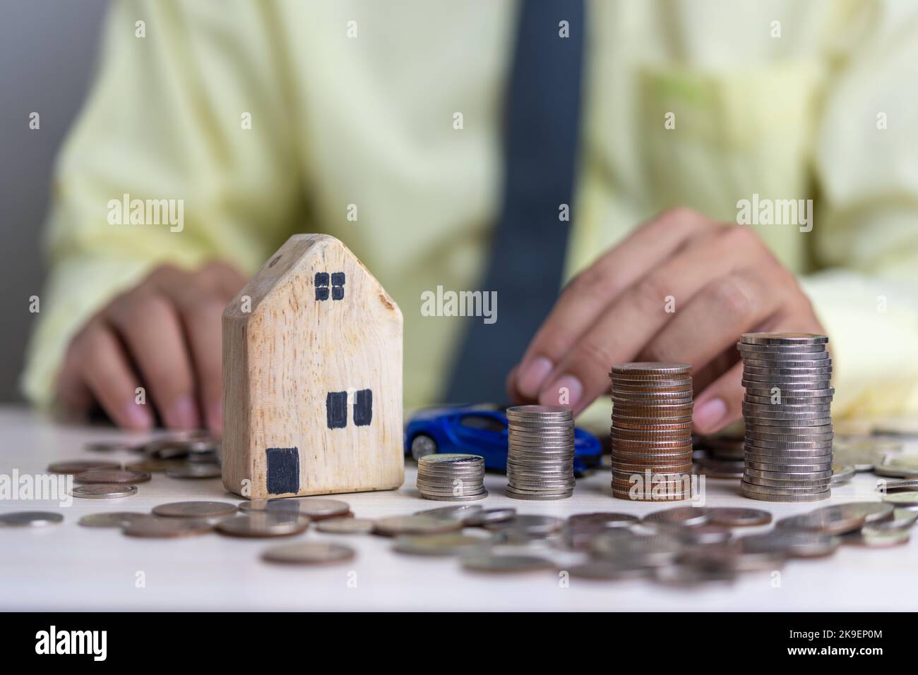 Risparmio di denaro il settore bancario finanzia investimenti in assicurazioni e fondi pensione business concept. Foto Stock