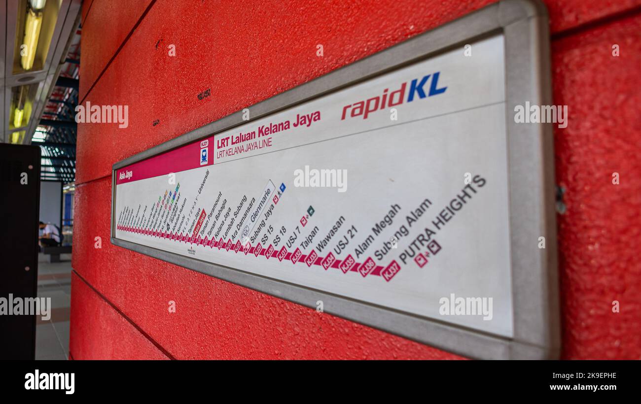 Kuala Lumpur, Malesia - 21 agosto 2022: Panoramica della stazione della linea Rapid KL su una piattaforma di una stazione ferroviaria di trasporto pubblico. Sistema ferroviario MRT in Foto Stock