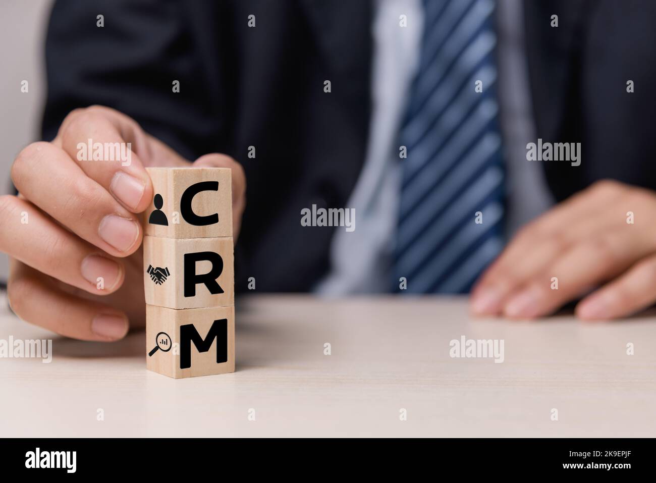 Cubi di legno con CRM Customer Relationship Management sistema di automazione simbolo sulla scrivania e copy space.Business concetti. Foto Stock