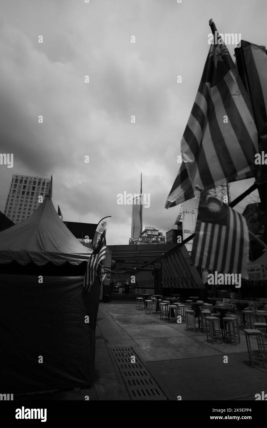 Kuala Lumpur, Malesia - 21 agosto 2022: La nuova icona e punto di riferimento malese, la Merdeka 118 o la KL 118 Tower. Bandiera della Malesia in primo piano. Paesaggio urbano Foto Stock