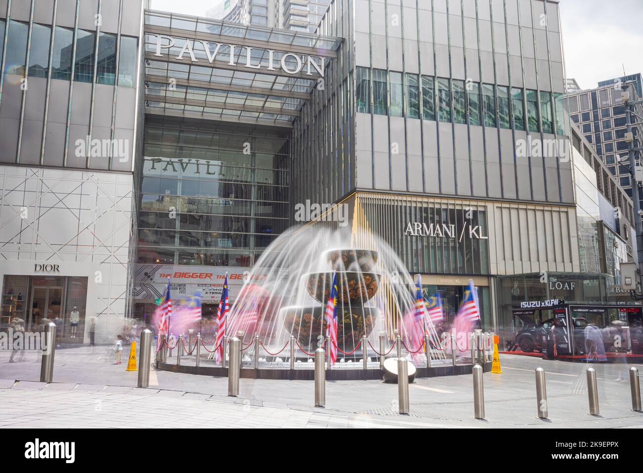 Kuala Lumpur, Malesia - 21 agosto 2022: Immagine a lunga esposizione della fontana di cristallo del Padiglione di fronte al centro commerciale Pavilion nel centro della città o Foto Stock