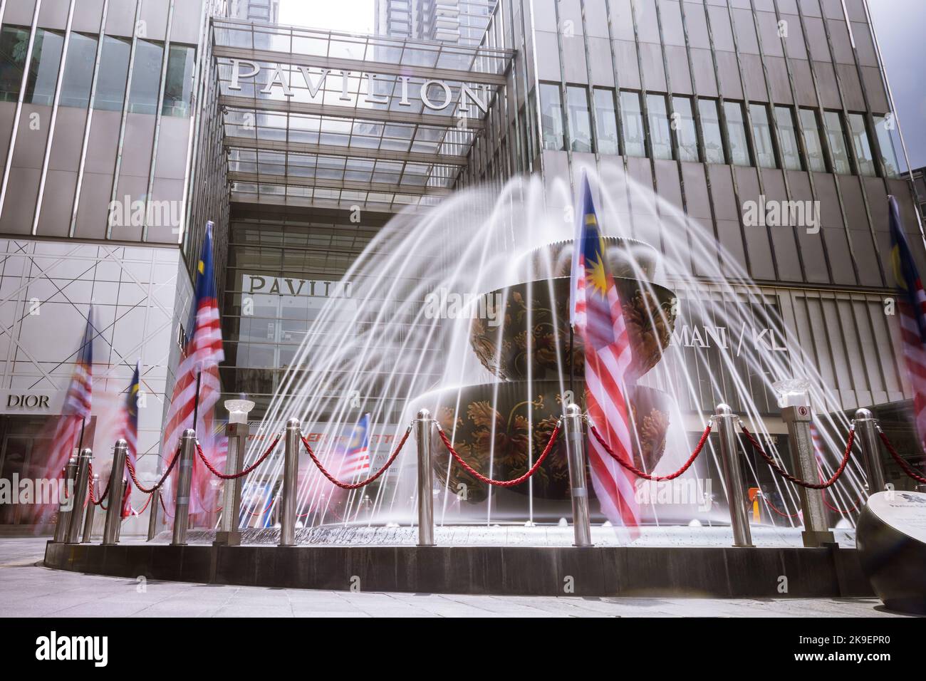 Kuala Lumpur, Malesia - 21 agosto 2022: Immagine a lunga esposizione della fontana di cristallo del Padiglione di fronte al centro commerciale Pavilion nel centro della città o Foto Stock